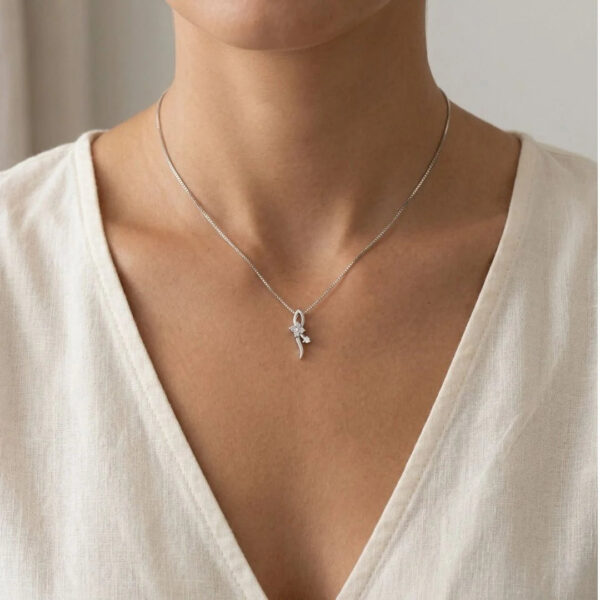 תליון פריחה מעוצב בקפידה, משובץ יהלום 0.08 קראט, מזהב לבן 18 קראט