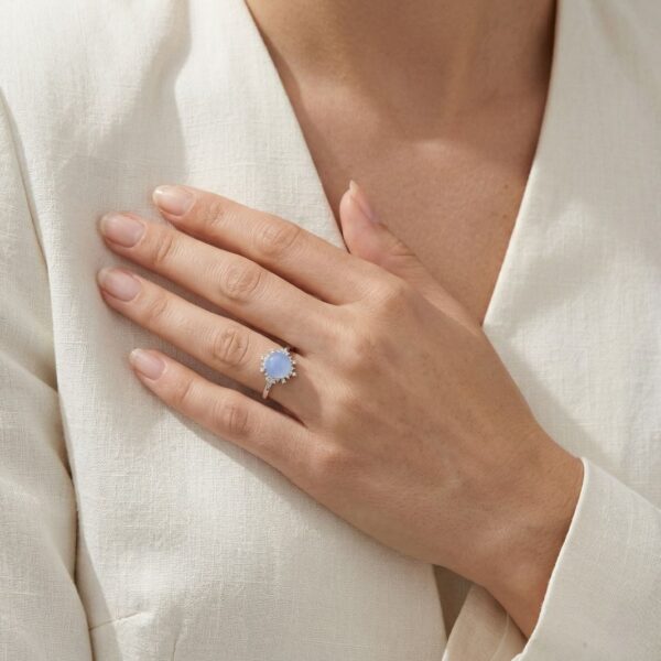 טבעת הילה זוהרת מירקן סגול 8.9 מ"מ, משובצת יהלומים 0.11 קראט, בזהב לבן 18K