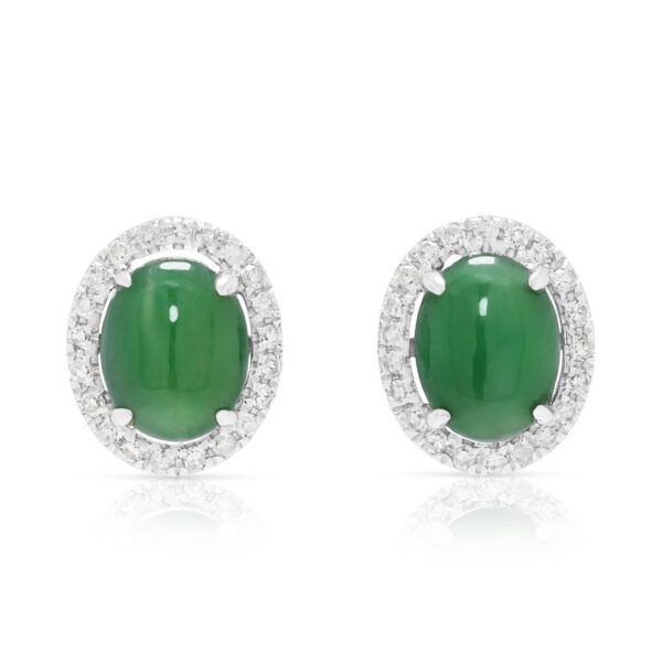 עגילי ג'ייד קבושון צמודים מבריקים עם הילת יהלומים טבעיים במשקל 0.20 קראט, בזהב לבן 18 קראט