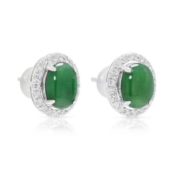 עגילי ג'ייד קבושון צמודים מבריקים עם הילת יהלומים טבעיים במשקל 0.20 קראט, בזהב לבן 18 קראט