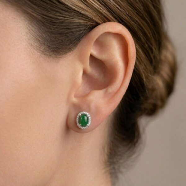 עגילי ג'ייד קבושון צמודים מבריקים עם הילת יהלומים טבעיים במשקל 0.20 קראט, בזהב לבן 18 קראט