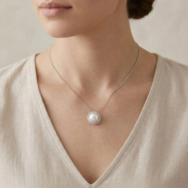 תליון יהלום 0.40 קראט ופנינת ים הדרום זוהר בזהב לבן 18 קראט