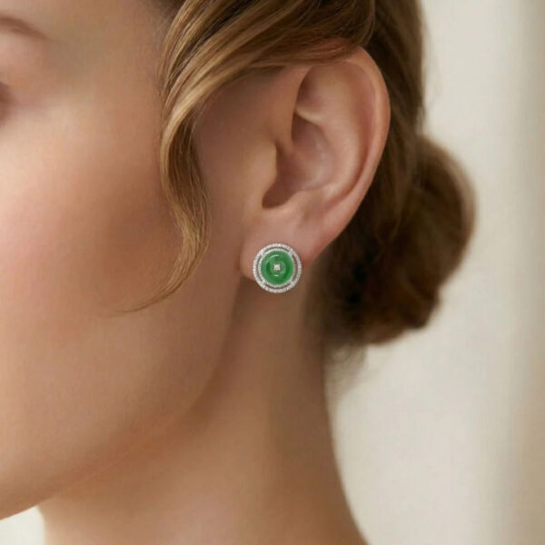 עגילים צמודים יוקרתיים עם ג'ייד 0.39 גרם ויהלומים 0.60 קראט בהילה כפולה בזהב לבן 18 קראט