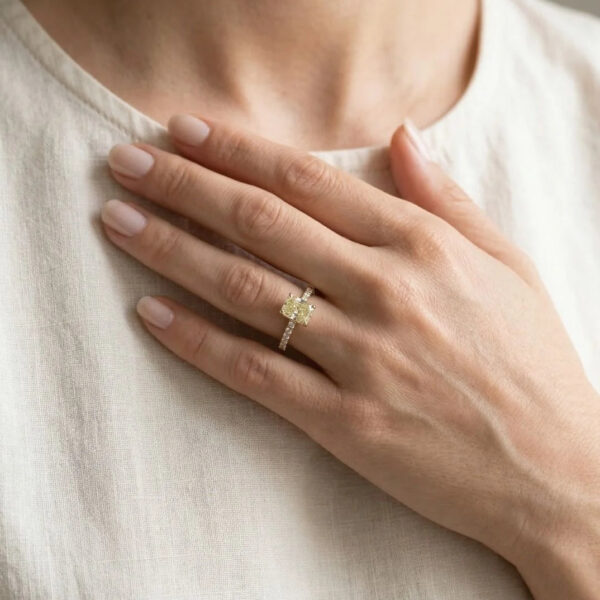 טבעת פאווה יוקרתית עם יהלום צהוב מהודר 1.96 קראט בזהב צהוב 18 קראט - מתועדת GIA