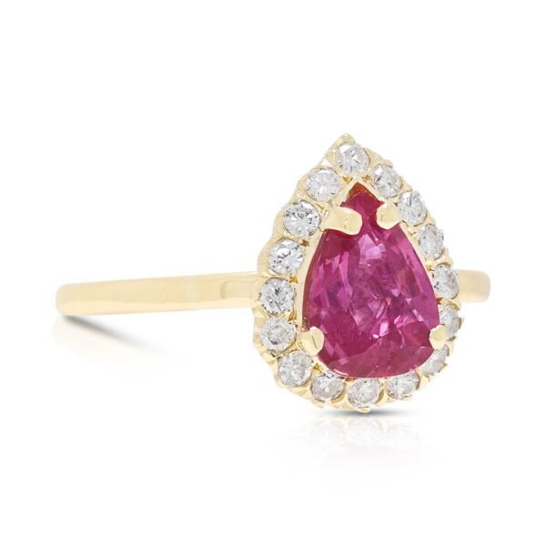 טבעת מרהיבה של ספיר ורוד ויהלומים במשקל 1.39 קראט בזהב צהוב 18 קראט