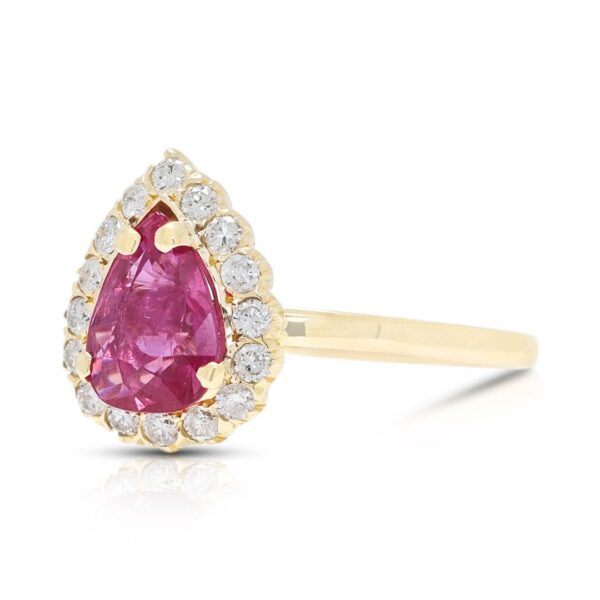 טבעת מרהיבה של ספיר ורוד ויהלומים במשקל 1.39 קראט בזהב צהוב 18 קראט