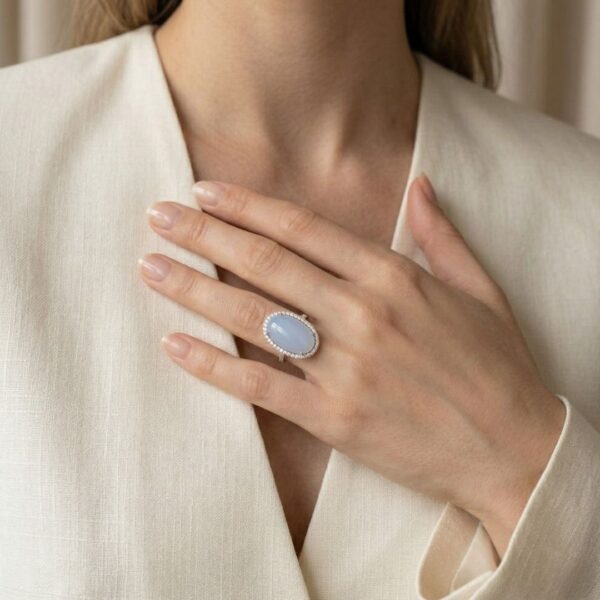 טבעת קוקטייל מלכותית עם יהלום 0.55 קראט וירקן סגול בזהב לבן 18 קראט