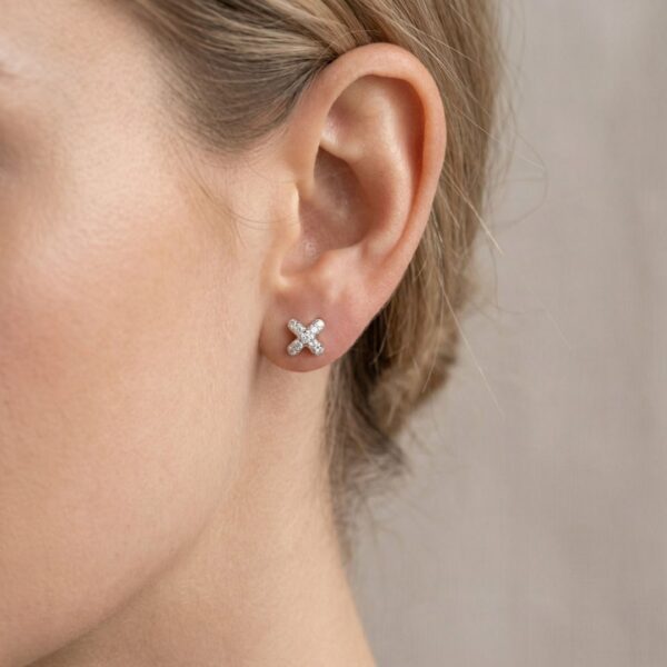 עגילי צמודים מודרניים מפלטינה, משובצים יהלומים במשקל 0.33 קרט