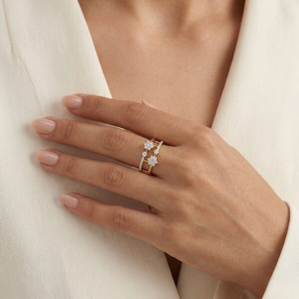 טבעת פרחונית מפוארת משובצת אשכול יהלומי פאווה במשקל 0.31 קרט בזהב דו-גוני 18 קראט - מתועדת IGI