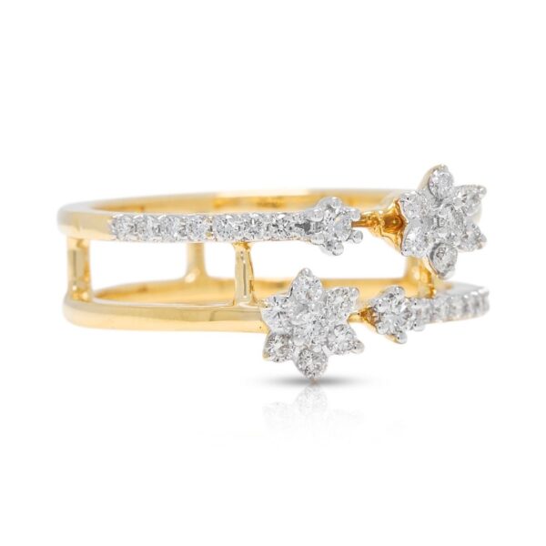טבעת פרחונית מפוארת משובצת אשכול יהלומי פאווה במשקל 0.31 קרט בזהב דו-גוני 18 קראט - מתועדת IGI