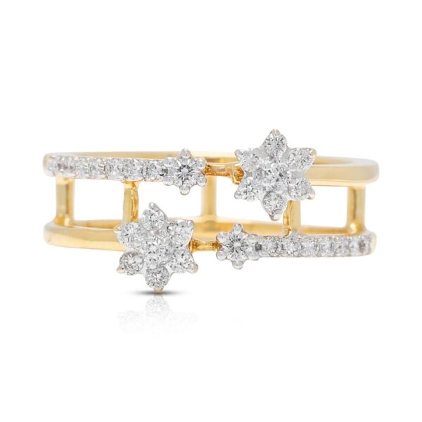 טבעת פרחונית מפוארת משובצת אשכול יהלומי פאווה במשקל 0.31 קרט בזהב דו-גוני 18 קראט - מתועדת IGI