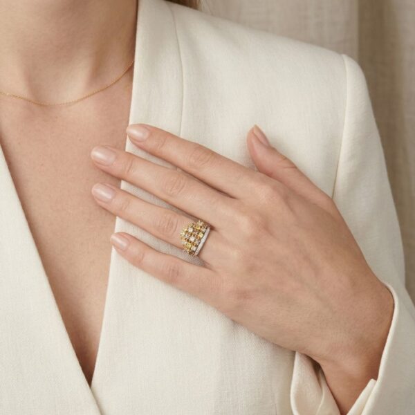 טבעת וינטג' מפוארת בשיבוץ תעלה, עם ספיר ויהלומים במשקל 1.03 קרט, בזהב דו-גוני 18 קראט.