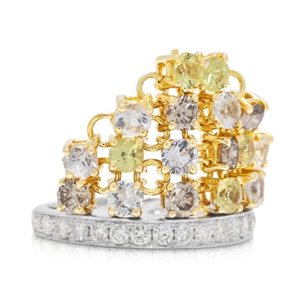 טבעת וינטג' מפוארת בשיבוץ תעלה, עם ספיר ויהלומים במשקל 1.03 קרט, בזהב דו-גוני 18 קראט.