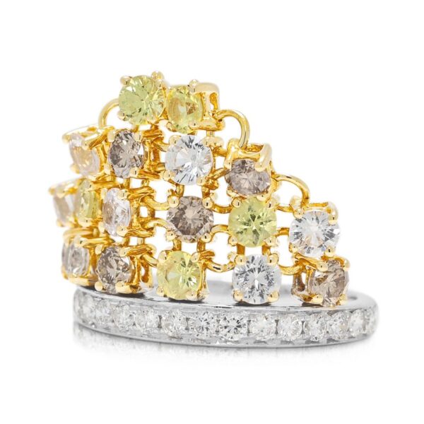 טבעת וינטג' מפוארת בשיבוץ תעלה, עם ספיר ויהלומים במשקל 1.03 קרט, בזהב דו-גוני 18 קראט.