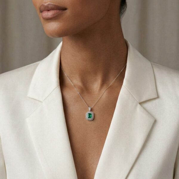 תליון מפואר מזהב דו-גוני 18 קראט, משובץ אמרלד ויהלומים במשקל 4.15 קראט