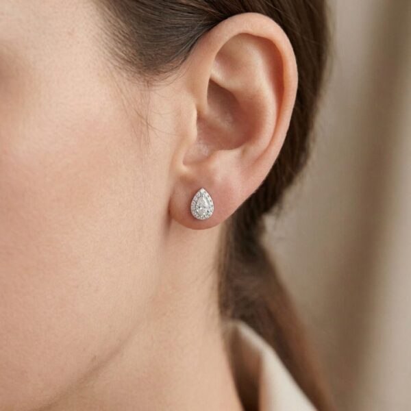 עגילי יהלומים צמודים בעיצוב הילה זוהרים 0.54ct בזהב לבן 18K