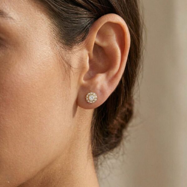 עגילי יהלום צמודים קורנים בהילה במשקל 0.66 קרט בזהב צהוב 20 קראט