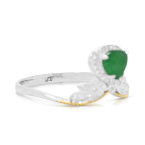 טבעת מעודנת מזהב דו-גוני 18 קראט, משובצת יהלום וג'ייד במשקל 0.15 קראט