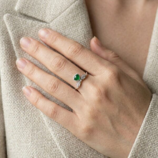 טבעת מעודנת מזהב דו-גוני 18 קראט, משובצת יהלום וג'ייד במשקל 0.15 קראט