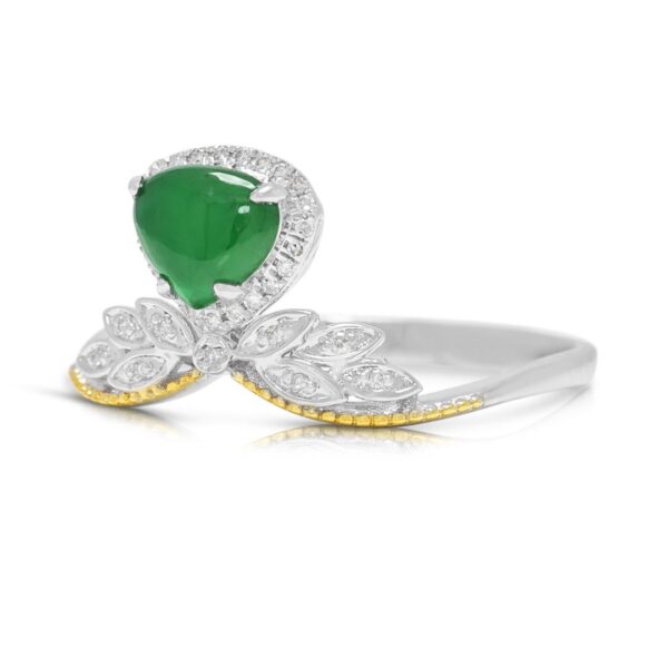 טבעת מעודנת מזהב דו-גוני 18 קראט, משובצת יהלום וג'ייד במשקל 0.15 קראט