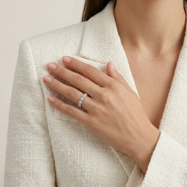 טבעת פס אשכול יהלומים מעודנת 0.24 קראט בזהב לבן 18 קראט