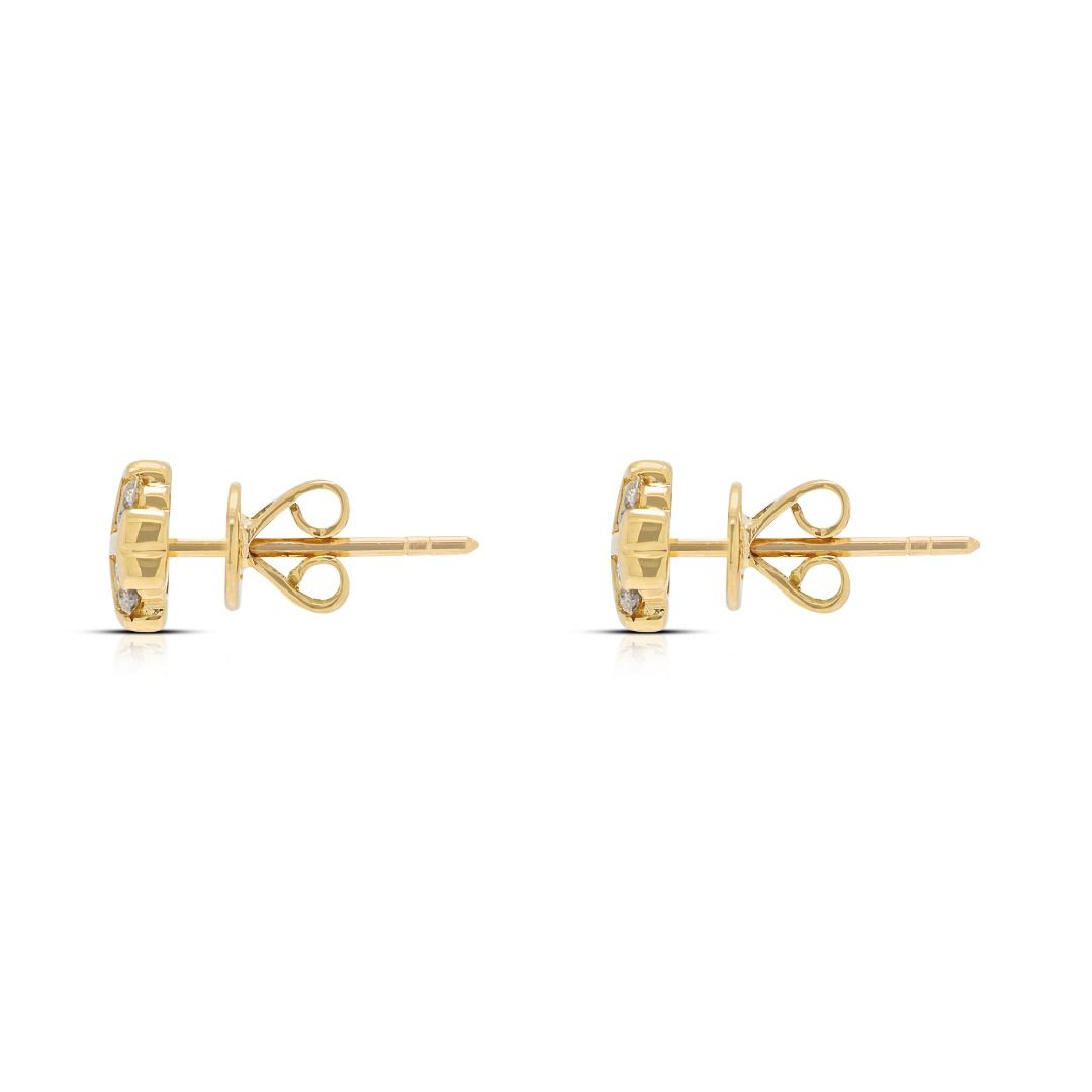 עגילי פרח מעודנים מזהב צהוב 20 קראט, משובצים יהלומים במשקל 0.40 קרט – תמונה 5