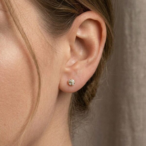 עגילי פרח מעודנים מזהב צהוב 20 קראט, משובצים יהלומים במשקל 0.40 קרט