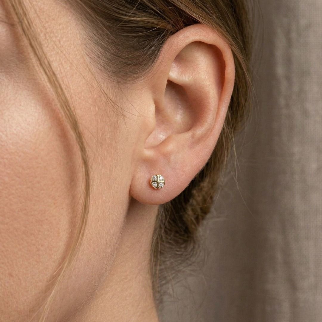 עגילי פרח מעודנים מזהב צהוב 20 קראט, משובצים יהלומים במשקל 0.40 קרט – תמונה 2