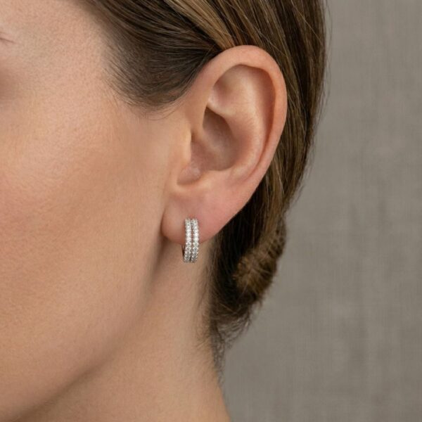 עגילי חישוק דו-שורתיים מעודנים עם יהלומים במשקל 0.60 קראט בזהב לבן 18 קראט (חדש)