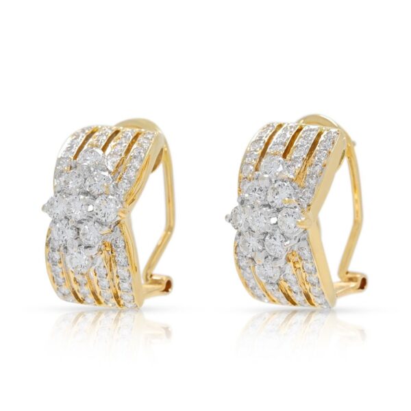 עגילי יהלומים מעודנים במשקל 1.04 קרט בזהב דו-גוני 18 קראט