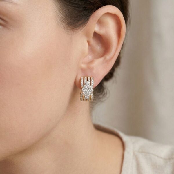 עגילי יהלומים מעודנים במשקל 1.04 קרט בזהב דו-גוני 18 קראט