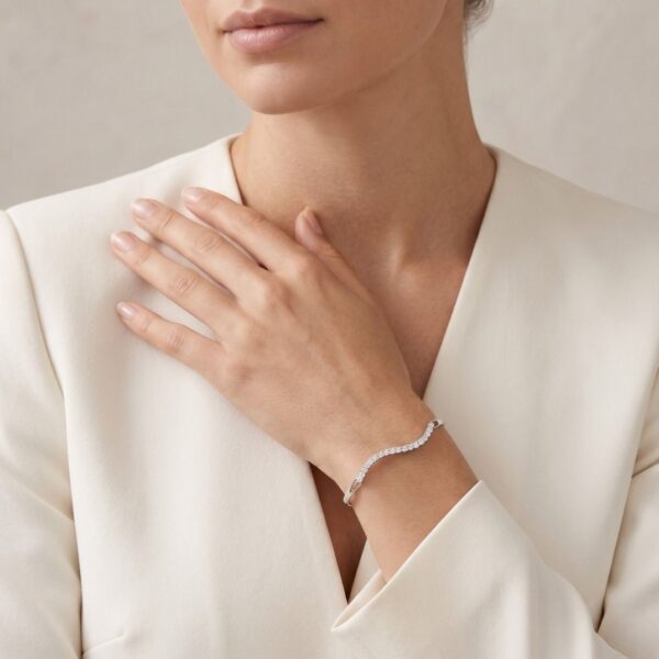 צמיד קשיח גלי מעודן מזהב לבן 18 קראט, משובץ יהלומים במשקל 1 קראט