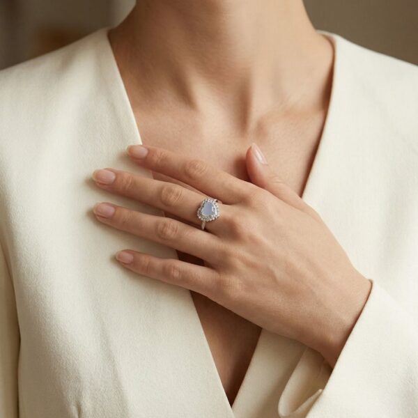 טבעת ג'ייד סגול מעודן והילה משובצת יהלומים 0.19ct בזהב לבן 18K