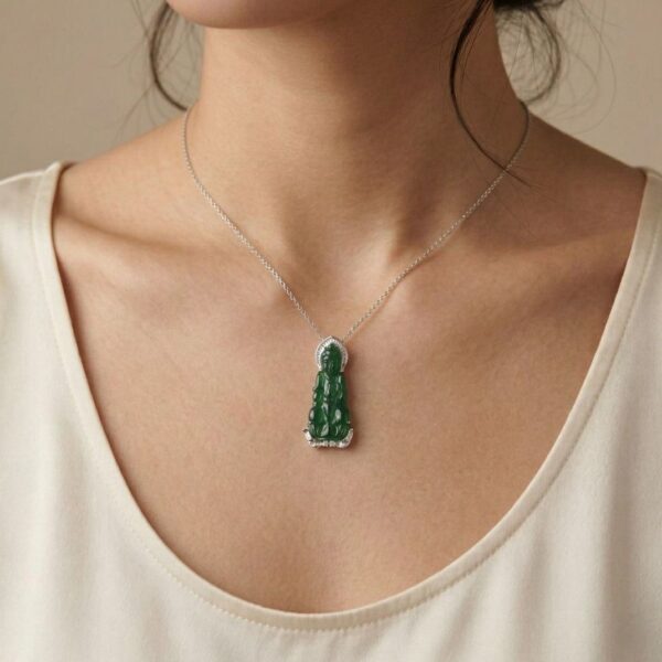 תליון מלכותי מיהלום 0.40ct וירקן מגולף בזהב לבן 18K