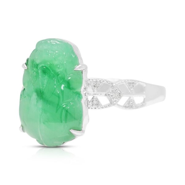 טבעת מלכותית עם ג'ייד מגולף ויהלומים במשקל 0.04 קרט, בזהב לבן 18 קראט.