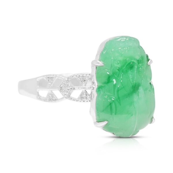 טבעת מלכותית עם ג'ייד מגולף ויהלומים במשקל 0.04 קרט, בזהב לבן 18 קראט.