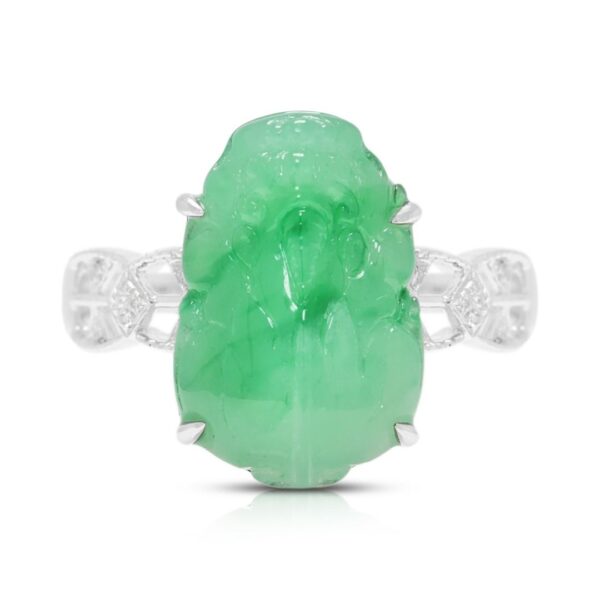 טבעת מלכותית עם ג'ייד מגולף ויהלומים במשקל 0.04 קרט, בזהב לבן 18 קראט.