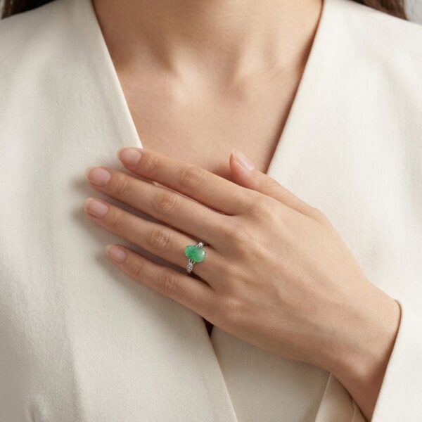 טבעת מלכותית עם ג'ייד מגולף ויהלומים במשקל 0.04 קרט, בזהב לבן 18 קראט.