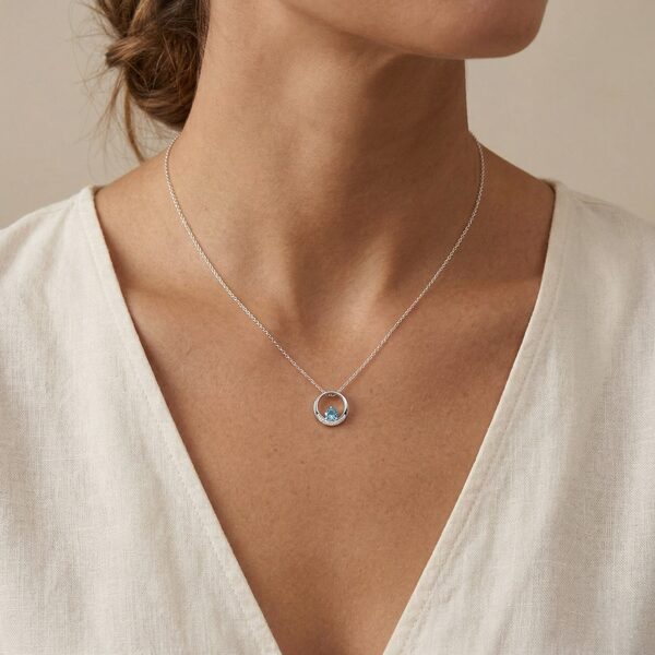 תליון מודרני מזהב לבן 18 קראט, משובץ בטופז כחול ויהלומים במשקל 0.43 קרט