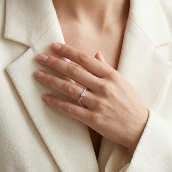 טבעת לב יהלומים רומנטית 0.16 קראט בזהב לבן 18 קראט