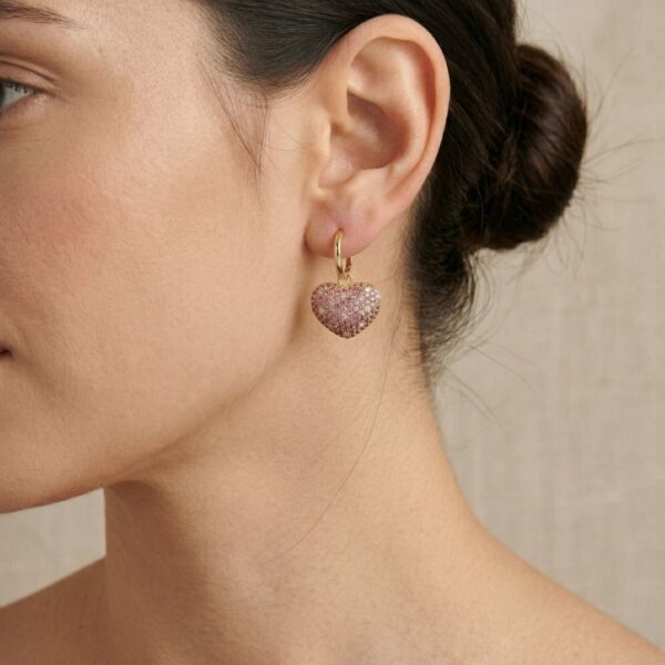 עגילים תלויים רומנטיים עם ספיר ורוד ויהלומים במשקל 1.54 קרט בזהב ורוד 18 קראט