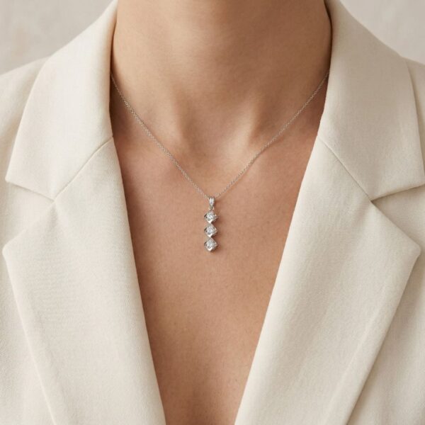 תליון יהלומים משולש 0.38ct מעוצב בקווים נקיים בזהב לבן 18K