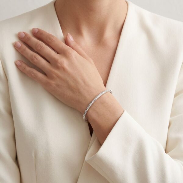 צמיד קשיח אלגנטי מזהב לבן 18 קראט, משובץ יהלומים במשקל 0.90 קראט בשיבוץ תעלה