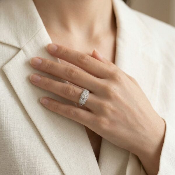 טבעת אשכול יהלומים אלגנטית 1.26 קראט בזהב לבן 18 קראט