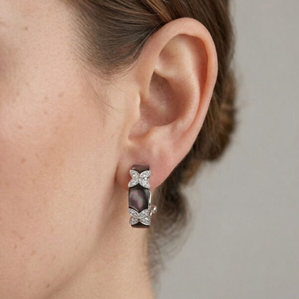 עגילי יהלומים וצדף אם הפנינה מתוחכמים 0.12 קראט בזהב לבן 18K