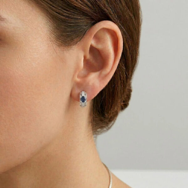 עגילי האגי ספיר ויהלומים מתוחכמים 0.21ct בזהב לבן 18K