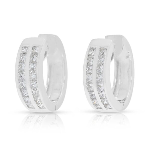 עגילי חישוק מתוחכמים משובצים יהלומים בחיתוך פרינסס במשקל 0.48 קרט, מזהב לבן 18 קראט