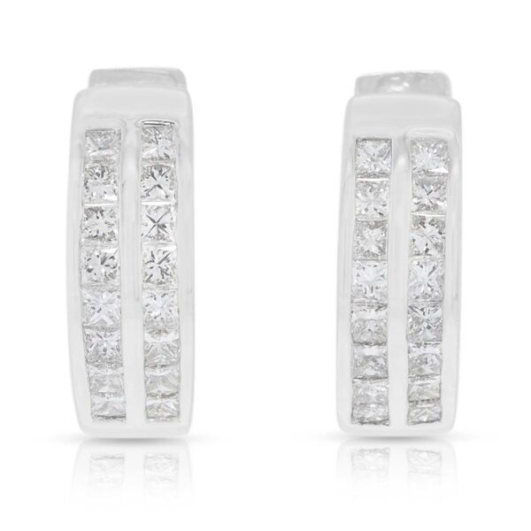 עגילי חישוק מתוחכמים משובצים יהלומים בחיתוך פרינסס במשקל 0.48 קרט, מזהב לבן 18 קראט