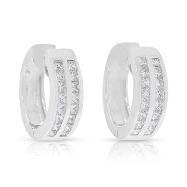 עגילי חישוק מתוחכמים משובצים יהלומים בחיתוך פרינסס במשקל 0.48 קרט, מזהב לבן 18 קראט