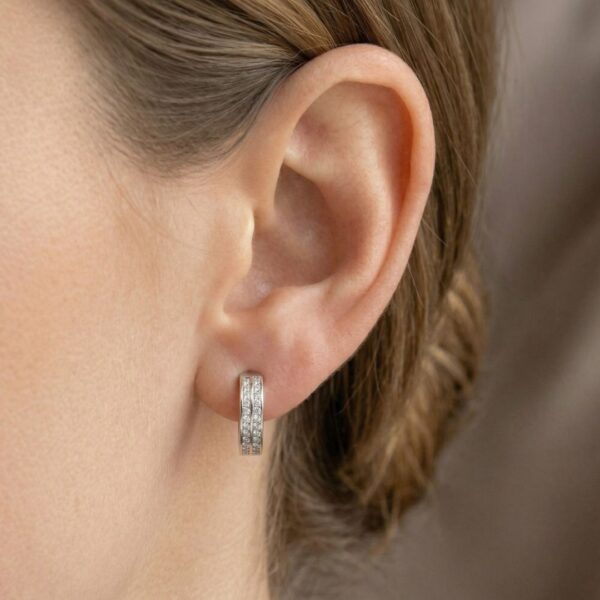 עגילי חישוק מתוחכמים משובצים יהלומים בחיתוך פרינסס במשקל 0.48 קרט, מזהב לבן 18 קראט